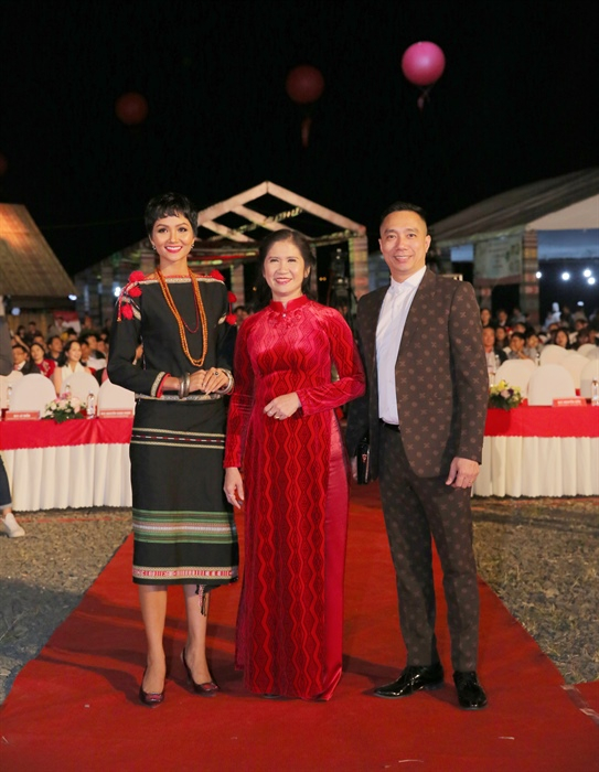 Trưởng BTC lễ hội T&ocirc;n Thị Ngọc Hạnh; Chủ tịch CLB &Aacute;o d&agrave;i Việt Nam, NTK Đỗ Trịnh Ho&agrave;i Nam v&agrave; Hoa hậu Ho&agrave;n vũ Việt Nam H&rsquo;Hen Ni&ecirc;