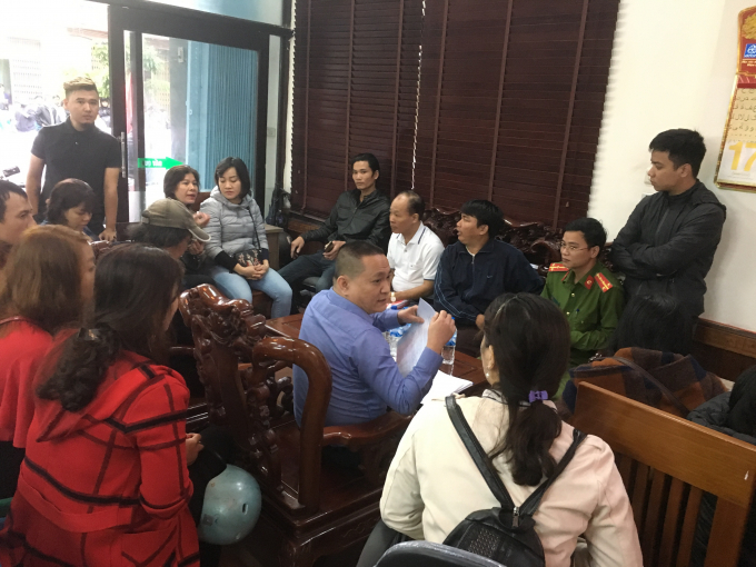 Đại diện c&ocirc;ng ty cổ phần B&aacute;ch Đạt An trao đổi kh&aacute;ch h&agrave;ng v&agrave; cơ quan chức năng.