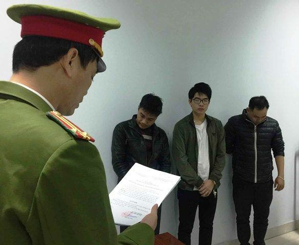 Cơ quan c&ocirc;ng an đọc lệnh khởi tố vụ &aacute;n.