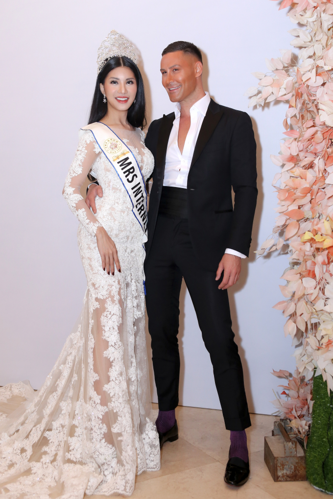 Loan Vương chụp Adam William - Chuy&ecirc;n gia catwalk nổi tiếng của &Uacute;c.