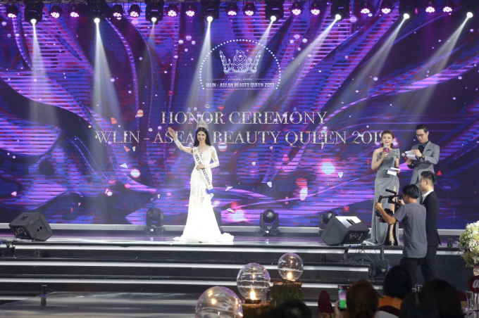 &ldquo;Hoa hậu h&agrave;ng kh&ocirc;ng&rdquo; Loan Vương khoe sắc v&oacute;c rạng ngời tại sự kiện