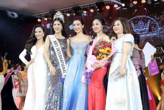 Loan Vương chụp c&ugrave;ng &Aacute; hậu qu&yacute; b&agrave; Thu Hương - trưởng BTC.