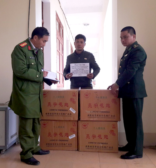 Đồn bi&ecirc;n ph&ograve;ng Lũng C&uacute;&nbsp; b&agrave;n giao tang vật cho c&ocirc;ng an huyện Đồng Văn xử l&yacute;. (Ảnh: BĐBP H&agrave; Giang).