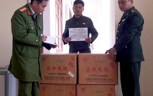 Hà Giang: Bắt giữ đối tượng chở pháo qua biên giới bằng ô tô