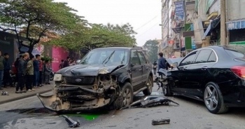[Clip]: "Xe điên" gây tai nạn liên hoàn, 1 cụ bà bán hàng rong thiệt mạng