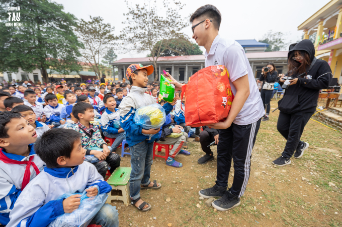 H&agrave;nh tr&igrave;nh chia sẻ y&ecirc;u thương tới tỉnh Ho&agrave; B&igrave;nh của sinh vi&ecirc;n trường B&aacute;o