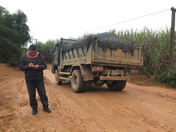 Đất được chở đi b&aacute;n ở nhiều nơi.