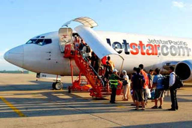 180 h&agrave;nh kh&aacute;ch tr&ecirc;n chặng bay S&agrave;i G&ograve;n - Thanh H&oacute;a đứng&nbsp;ngồi kh&ocirc;ng y&ecirc;n v&igrave; bị Jetstar đổi giờ bay tận nửa ng&agrave;y.