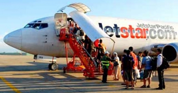 Jetstar bất ngờ đổi giờ bay, hàng trăm khách hàng đứng ngồi không yên