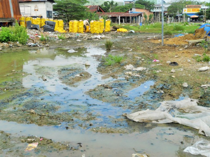 Khu vực s&acirc;n vận động KV 9 nhếch nh&aacute;c, bốc m&ugrave;i h&ocirc;i thối, khiến m&ocirc;i trường &ocirc; nhiễm.