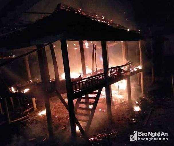 Nh&agrave; s&agrave;n 3 gian ch&aacute;y rừng rực. Ảnh: Trường An
