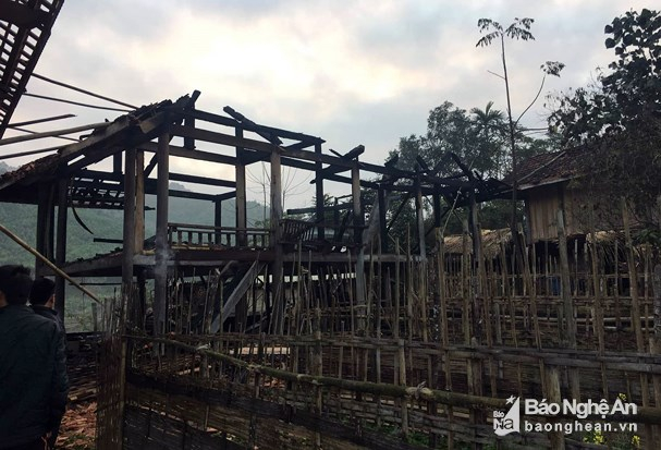 Ng&ocirc;i nh&agrave; 3 gian c&ugrave;ng to&agrave;n bộ t&agrave;i sản bị thi&ecirc;u rụi. Ảnh: Trường An