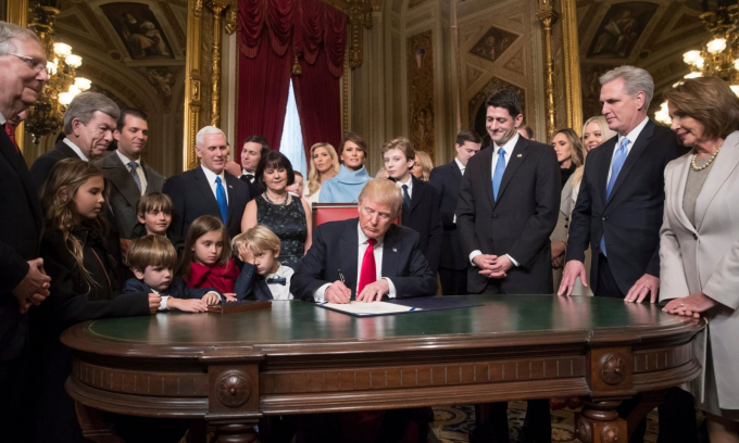 Tổng thống Donald Trump đ&atilde; trải qua nửa nhiệm kỳ tổng thống đầu ti&ecirc;n với qu&aacute; nhiều cung bậc cảm x&uacute;c. Ảnh: EPA