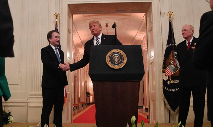 Tổng thống Trump ch&uacute;c mừng &ocirc;ng Brett Kavanaugh tuy&ecirc;n thệ nhậm chức thẩm ph&aacute;n T&ograve;a &aacute;n Tối cao Mỹ v&agrave;o th&aacute;ng 10/2018. Ảnh: AFP / Getty Images