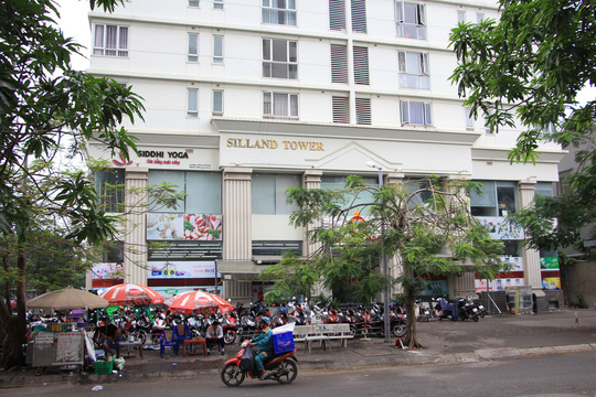 Người d&acirc;n ở chung cư Sinh Lợi (x&atilde; B&igrave;nh Hưng, huyện B&igrave;nh Ch&aacute;nh) vẫn chưa được cấp sổ hồng v&igrave; những vi phạm của chủ đầu tư Ảnh: Sỹ Đ&ocirc;ng