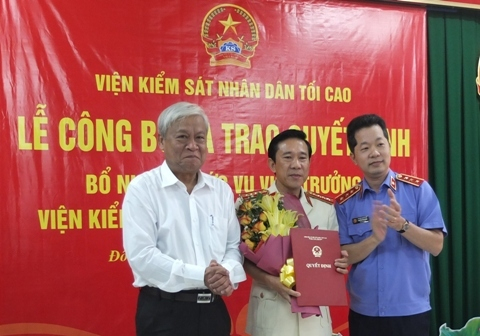 Đồng ch&iacute; Nguyễn Văn Quảng, Ph&oacute; Viện trưởng Viện KSND tối cao v&agrave; đồng ch&iacute; Nguyễn T&ocirc;n Ho&agrave;ng, Ph&oacute; B&iacute; thư Thường trực Tỉnh ủy Đồng Th&aacute;p ch&uacute;c mừng đồng ch&iacute; Nguyễn Văn Hồng.