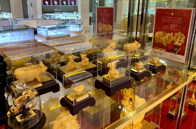 Qu&agrave; tặng mỹ nghệ v&agrave;ng c&oacute; gi&aacute; từ v&agrave;i triệu đến v&agrave;i chục triệu đồng đang h&uacute;t kh&aacute;ch dịp cận Tết Nguy&ecirc;n đ&aacute;n.