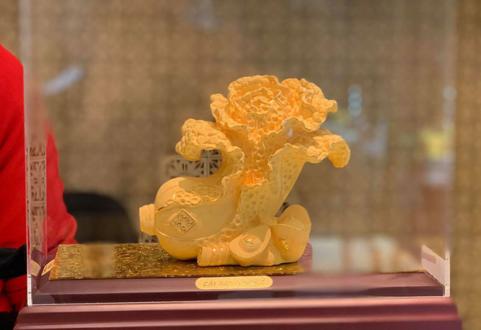 Một c&acirc;y bắp cải mạ v&agrave;ng c&oacute; gi&aacute; từ 3,5-15 triệu đồng.