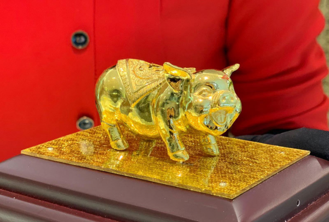 Tượng heo v&agrave;ng r&ograve;ng nguy&ecirc;n khối c&oacute; gi&aacute; h&agrave;ng trăm triệu đồng được kh&aacute;ch đặt mua l&agrave;m qu&agrave; biếu Tết.