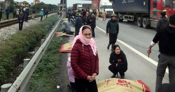 Xe tải tông đoàn người đi viếng đám ma, ít nhất 9 người thiệt mạng