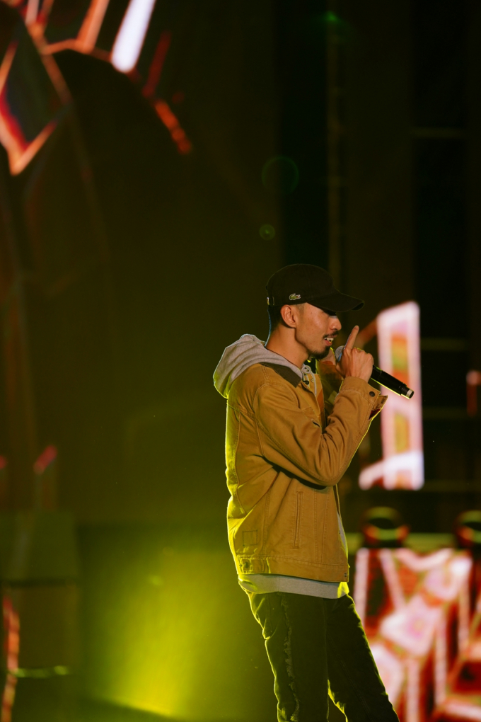 Đen V&acirc;u đ&atilde; thể hiện ca kh&uacute;c &ldquo;Anh đếch cần g&igrave; nhiều ngo&agrave;i em&rdquo; v&agrave; nhận được sự cổ vũ nồng t&igrave;nh từ 40.000 kh&aacute;n giả c&oacute; mặt tại sự kiện.&nbsp;