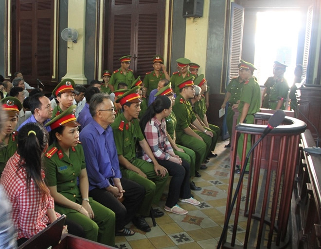 H&agrave;ng loạt c&aacute;n bộ hải quan hầu t&ograve;a v&igrave; tội tiếp tay cho bu&ocirc;n lậu.