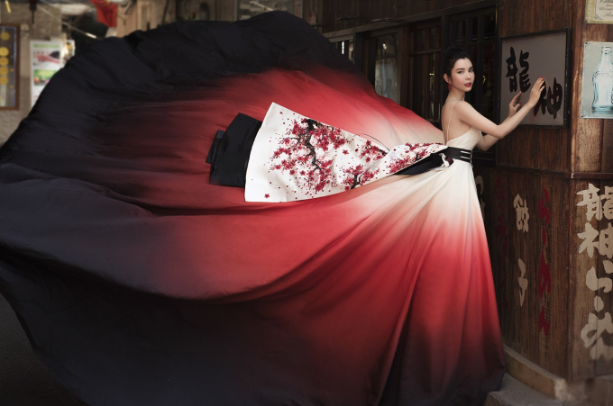 Hoa hậu Huỳnh Vy mang v&aacute;y &Aacute; đ&ocirc;ng đ&oacute;n Tết rực rỡ