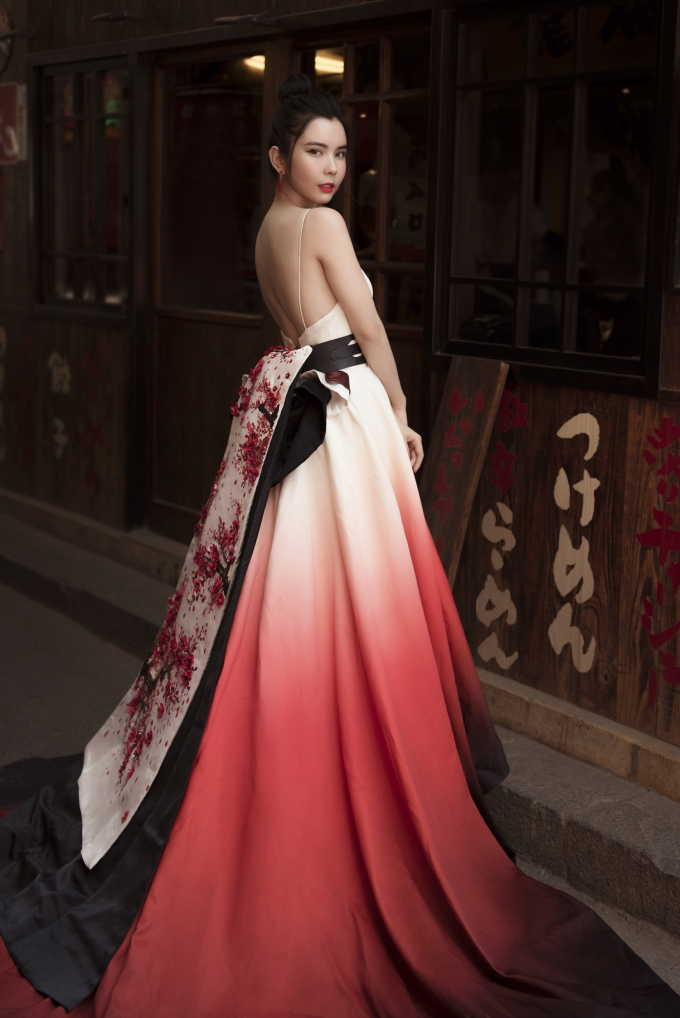 Hoa hậu Huỳnh Vy mang v&aacute;y &Aacute; đ&ocirc;ng đ&oacute;n Tết rực rỡ