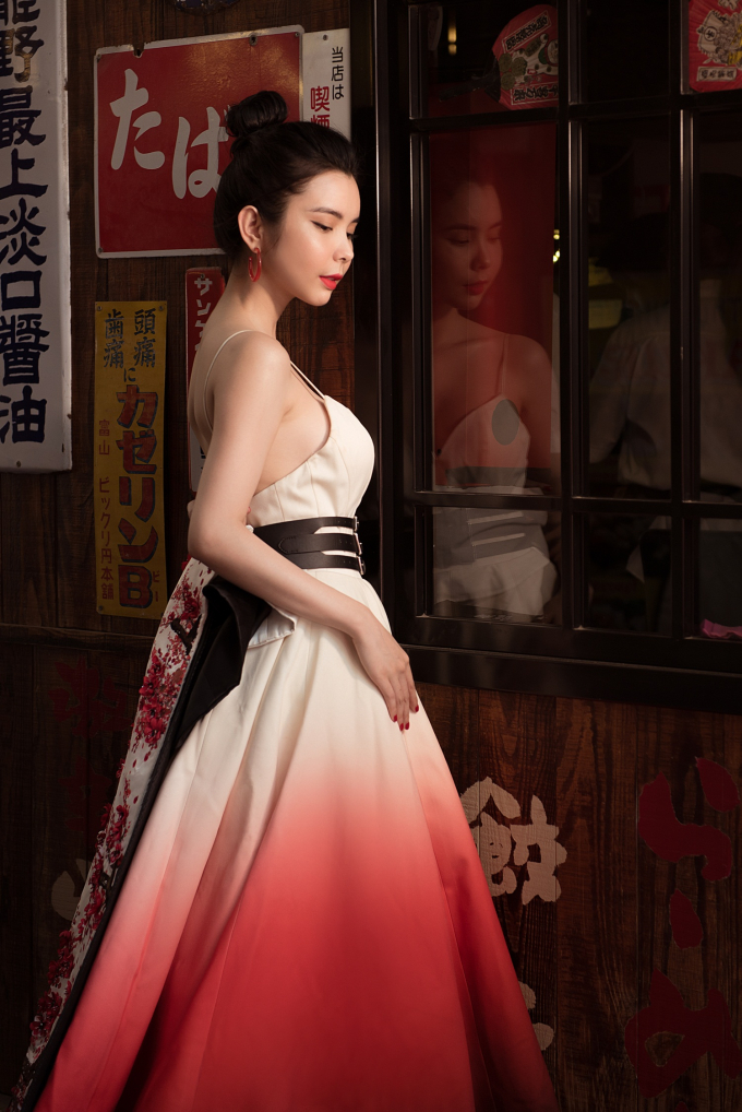 Huỳnh Vy đ&atilde; c&oacute; sự kết hợp th&uacute; vị c&ugrave;ng ekip để thực hiện bộ ảnh đậm kh&ocirc;ng kh&iacute; Tết cổ truyền.