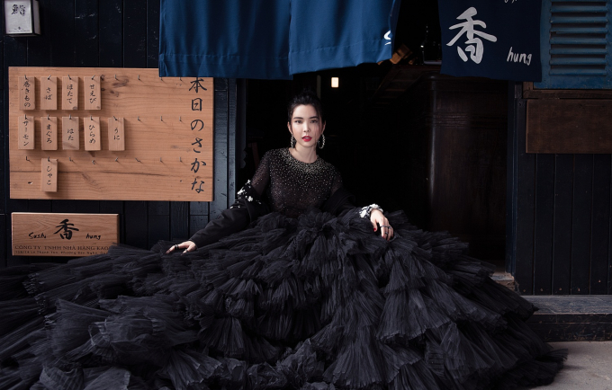 Hoa hậu Huỳnh Vy mang v&aacute;y &Aacute; đ&ocirc;ng đ&oacute;n Tết rực rỡ