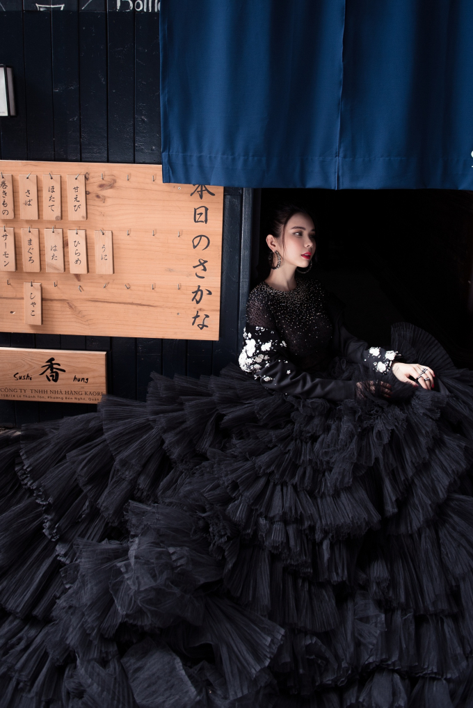 Chiếc v&aacute;y bồng bềnh được tạo n&ecirc;n bởi phần t&ugrave;ng v&aacute;y sử dụng kỹ thuật dập li kỹ lưỡng để tạo ra lớp v&aacute;y nhiều tầng như những đ&aacute;m m&acirc;y nhẹ nh&agrave;ng, thanh tho&aacute;t.