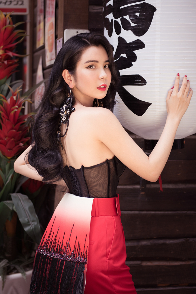 Hoa hậu Huỳnh Vy mang v&aacute;y &Aacute; đ&ocirc;ng đ&oacute;n Tết rực rỡ