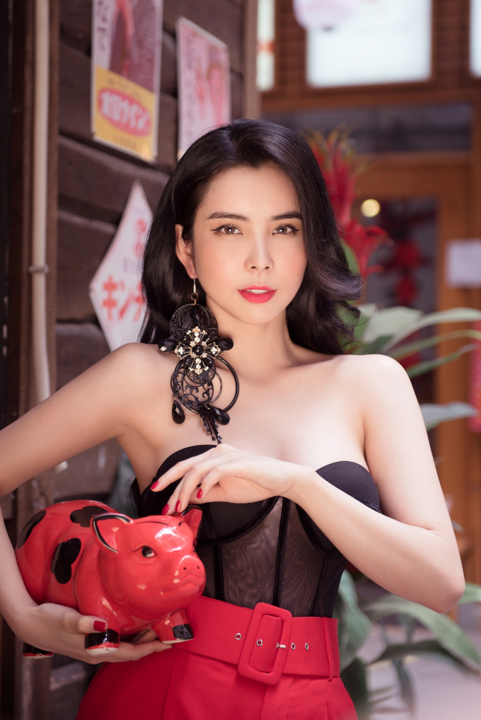 Huỳnh Vy cũng tr&ocirc;ng hiện đại v&agrave; c&aacute; t&iacute;nh với chiếc &aacute;o c&uacute;p ngực gợi cảm c&ugrave;ng quần t&acirc;y đơn giản.