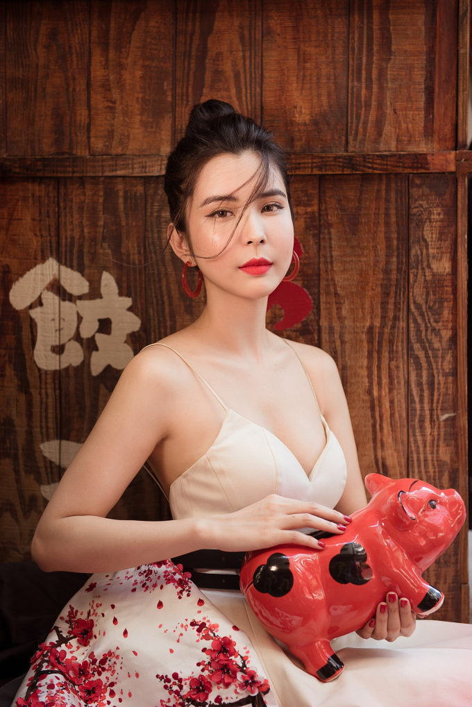 Hoa hậu Huỳnh Vy mang v&aacute;y &Aacute; đ&ocirc;ng đ&oacute;n Tết rực rỡ