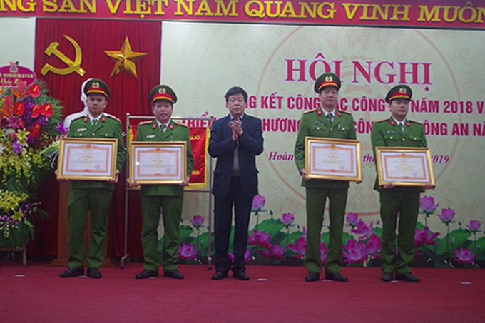 Những bằng khen, giấy khen của c&aacute;c cấp l&atilde;nh đạo khen thưởng tập thể, CBCS CAQ Ho&agrave;n Kiếm đ&atilde; phần n&agrave;o ghi nhận đ&oacute;ng g&oacute;p của chiến sỹ c&ocirc;ng an thầm lặng tr&ecirc;n trận tuyến bảo vệ an ninh tổ quốc.