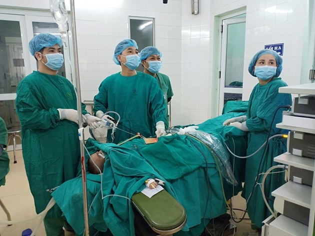 K&iacute;p phẫu thuật nội soi cho b&eacute;.