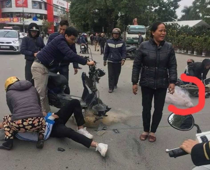 Trước đ&oacute;, h&igrave;nh ảnh lan truyền tr&ecirc;n mạng cho rằng, CSGT&nbsp; TP. Thanh H&oacute;a quăng lưới nhầm v&agrave;o xe học sinh khiến c&aacute;c em bị tai nạn.