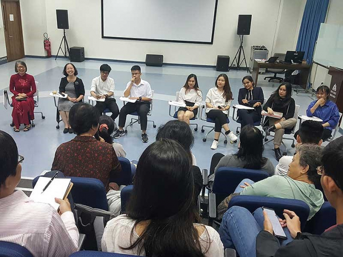 C&aacute;c &ldquo;diễn giả sinh vi&ecirc;n&rdquo; bị kh&aacute;n giả chất vấn. B&ecirc;n cạnh l&agrave; c&aacute;c giảng vi&ecirc;n điều phối chương tr&igrave;nh.