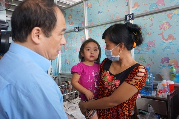 PGS.TS Trần Đắc Phu - Cục trưởng Cục Y tế Dự ph&ograve;ng (Bộ Y tế) thăm trẻ mắc bệnh sởi đang điều trị tại Bệnh viện Nhi đồng 1 (TP.HCM) h&ocirc;m 21.1- Ảnh: PV&nbsp;