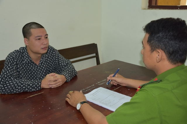 Đối tượng Nguyễn Anh Tiến (tr&aacute;i)&nbsp;cầm đầu đường d&acirc;y cho vay l&atilde;i nặng tại&nbsp;TP Tam Kỳ. Ảnh: CA Quảng Nam.