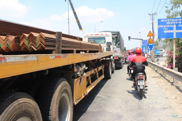 Hằng ng&agrave;y người đi xe m&aacute;y phải đối mặt với c&aacute;c nguy cơ mất an to&agrave;n giao th&ocirc;ng.