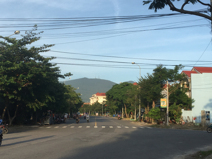 Đ&agrave; Nẵng bố tr&iacute; vạch sơn gờ giảm tốc độ trước c&aacute;c n&uacute;t đ&egrave;n t&iacute;n hiệu giao th&ocirc;ng. (Ảnh minh hoạ).