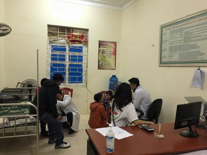 B&aacute;c sỹ kh&aacute;m tiết niệu cho trẻ em