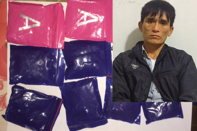 Đối tượng Ho&agrave;ng Ngọc Bằng tại cơ quan điều tra với tang vật 2.020 vi&ecirc;n ma tu&yacute; tổng hợp.