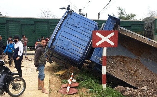 Hiện trường xe tải chở đất bị t&agrave;u h&uacute;c văng ra ngo&agrave;i