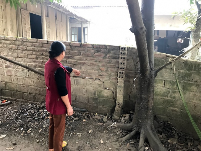 Tường r&agrave;o ngăn c&aacute;ch 2 ng&ocirc;i nh&agrave; bị vỡ lở, c&oacute; thể đổ sập bất kỳ l&uacute;c n&agrave;o.