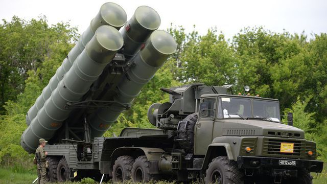 Hệ thống ph&ograve;ng thủ t&ecirc;n lửa S-300 (Ảnh: RT)