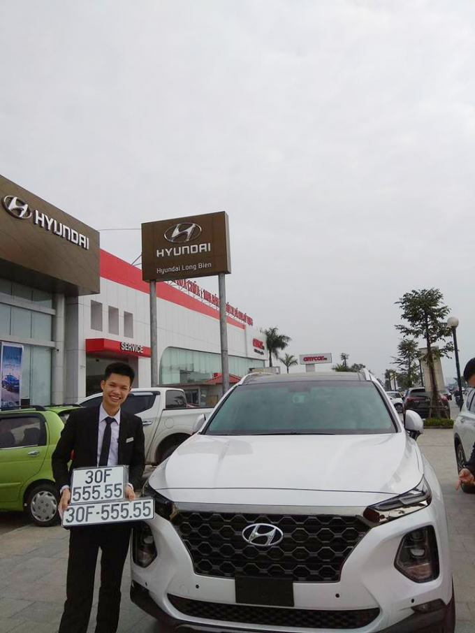 Chủ nh&acirc;n của chiếc Hyundai Santa Fe 2019 n&agrave;y&nbsp;thật sự rất may mắn mới c&oacute; thể bốc được tấm biển độc đắc&nbsp;30F-555.55. Theo quan niệm phương Đ&ocirc;ng, số 5 mang &yacute; nghĩa sinh s&ocirc;i, nảy nở, lu&ocirc;n gi&uacute;p tiền t&agrave;i, sự nghiệp của chủ xe được ph&aacute;t triển mạnh mẽ. B&ecirc;n cạnh đ&oacute;, số 5 c&ograve;n tượng trưng cho Ngũ h&agrave;nh -&nbsp;Kim, Mộc, Thủy, Hỏa, Thổ. (Ảnh: Autopro)