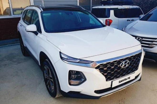 Hyundai Santa Fe&nbsp;dường như l&agrave; mẫu xe rất may mắn khi từng sở hữu những biển số ngũ qu&yacute; si&ecirc;u đẹp. Điểm chung của những chiếc Santa Fe bốc được biển ngũ qu&yacute; l&agrave; đều c&oacute; m&agrave;u sơn ngoại trắng. (Ảnh: Top Rider)