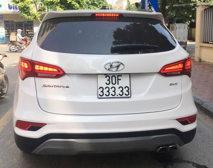 Th&aacute;ng 8/2018, tại H&agrave; Nội, một kh&aacute;ch h&agrave;ng mua Hyundai SantaFe đời 2018 đ&atilde; may mắn bốc được biển số ngũ qu&yacute; 3 si&ecirc;u khủng 30F-333.33. Chủ chiếc Hyundai SantaFe n&agrave;y đ&atilde; bốc biển ngẫu nhi&ecirc;n tại Đội đăng k&yacute; xe &ocirc; t&ocirc; số 4 (địa chỉ số 2 đường Nguyễn Khuyến, Văn Qu&aacute;n, H&agrave; Đ&ocirc;ng, H&agrave; Nội). Theo một số th&ocirc;ng tin, ngay sau khi bốc được biển số khủng, chủ xe đ&atilde; rao b&aacute;n chiếc xe n&agrave;y tới 2,5 tỷ đồng, cao gần gấp đ&ocirc;i so với gi&aacute; lăn b&aacute;nh thực tế của chiếc xe. (Ảnh: NĐT)